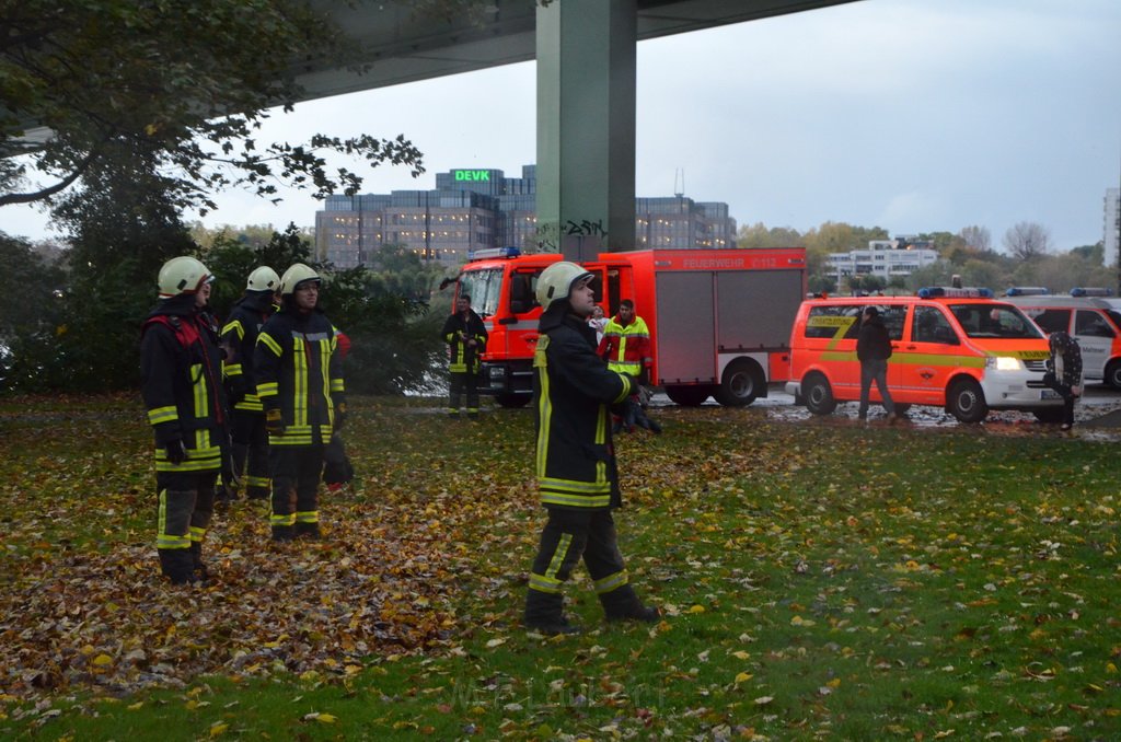 Einsatz BF Hoehenretter Koelner Seilbahn Hoehe Zoobruecke P2178.JPG